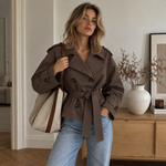Cleo Trenchcoat – Kurzer Damen-Trench mit Bindegürtel