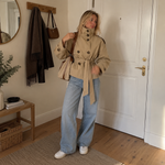 Livia Trenchcoat – Kurzer Damen-Trench mit Stehkragen