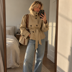 Livia Trenchcoat – Kurzer Damen-Trench mit Stehkragen