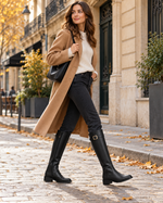 Elin Reitstiefel in Schwarz getragen zu dunkler Jeans und Camel-Mantel